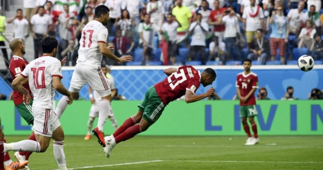 VIDEO: Đánh đầu phản lưới nhà không tưởng từ... giữa sân 