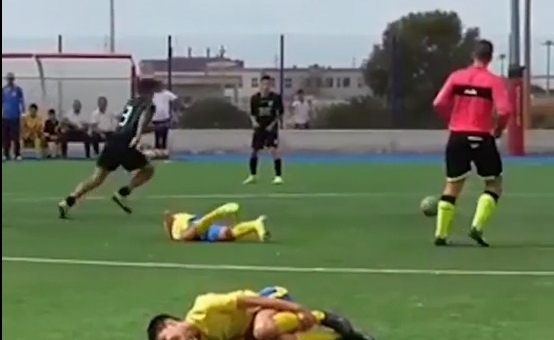 VIDEO: Pha đi bóng kinh hoàng, đi đến đâu hậu vệ gục ngã đến đấy 