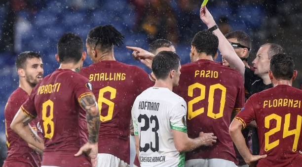 Cựu sao MU bị phạt oan, Roma rơi điểm phút cuối 