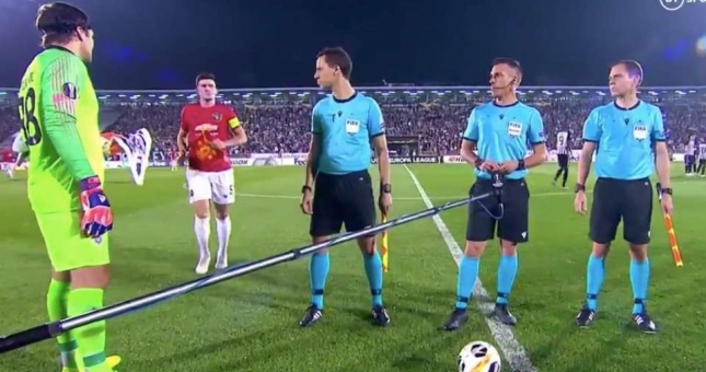 Maguire hành động ngớ ngẩn trong ngày đầu làm điều lịch sử