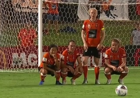 VIDEO: Xếp hàng rào kiểu 'vừa đứng vừa ngồi', đối thủ bối rối sút lên trời