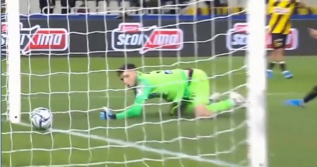 Thủ thành đen nhất năm 2019 với 'combo' phản lưới + kiến tạo cho đối thủ 