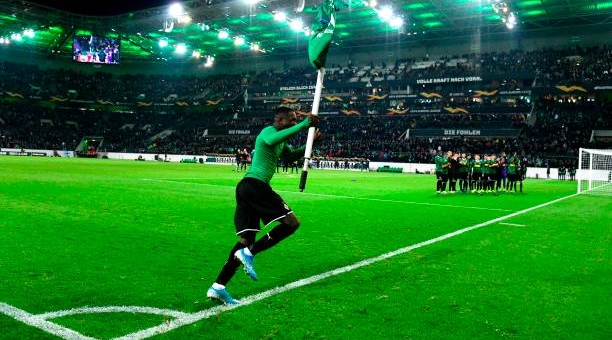 Con trai huyền thoại gieo sầu, Roma thêm 1 lần đau phút cuối