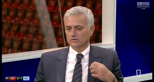 Mourinho: 'Có quá nhiều điều để nói về trận đấu, ngoài pha chạm tay' 