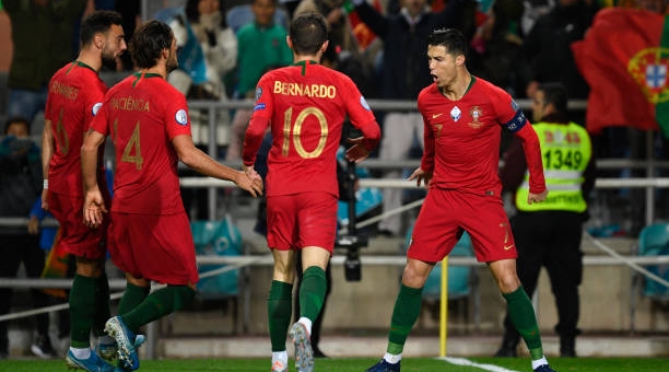 Ronaldo lập hattick, Bồ Đào Nha tiến sát vé dự EURO 2020