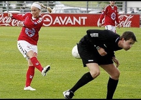 VIDEO: Cú sút penalty phá hoại nhất thế giới, suýt ám sát CĐV 