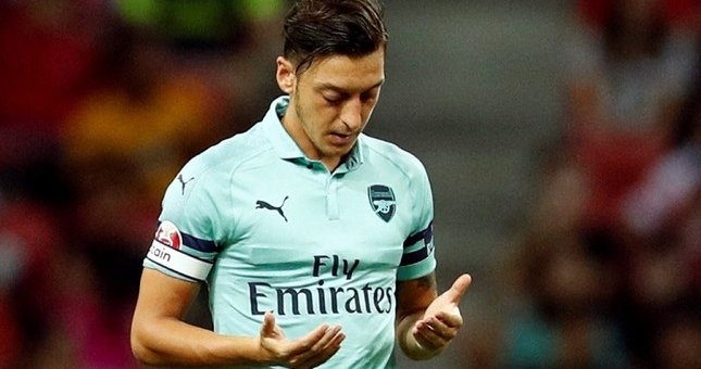 Ozil chọc giận Trung Quốc, Arsenal trả giá đắt 