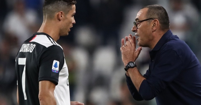 HLV Sarri văng tục sau pha làm bàn không tưởng của Ronaldo 