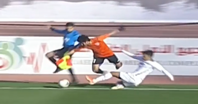 VIDEO: Cú xoạc bóng 'tiêu diệt' cùng lúc cả đối phương và trọng tài