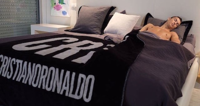 Tiết lộ phương pháp ngủ giúp Ronaldo 'hủy diệt' Serie A ở tuổi 34
