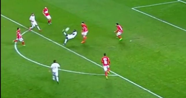 VIDEO: Đã mắt với pha ngả bàn đèn 'cầu vồng' đẹp hơn cả Ronaldo