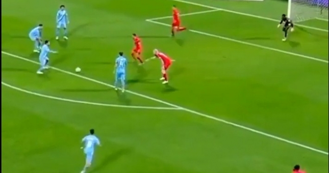 VIDEO: Mãn nhãn với pha phối hợp 'nhường nhau sút' của đội bóng Trung Đông