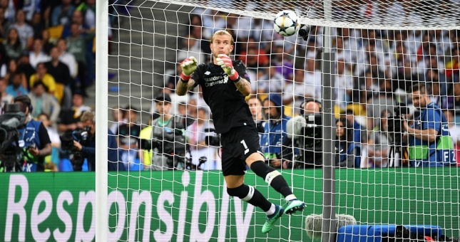 VIDEO: Karius lại làm trò cười trên đất Thổ