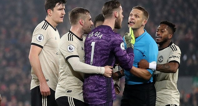 MU chính thức nhận trừng phạt sau trận thua Liverpool 