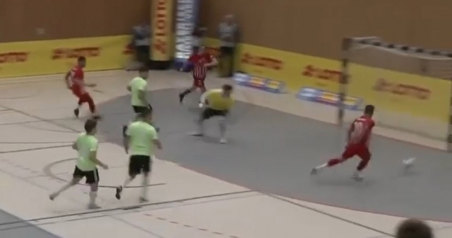 VIDEO: Phối hợp 'tiki-taka' đến sát khung thành và cú sút khó tin