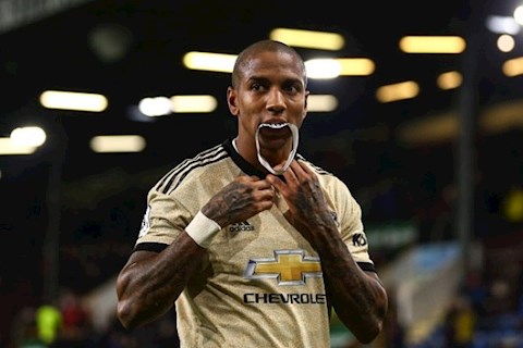 Làm màu tại Inter Milan, Ashley Young nhận chỉ trích dữ dội