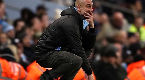 VIDEO: Bão lớn khiến HLV suýt bị khung thành 'nuốt trọn' 