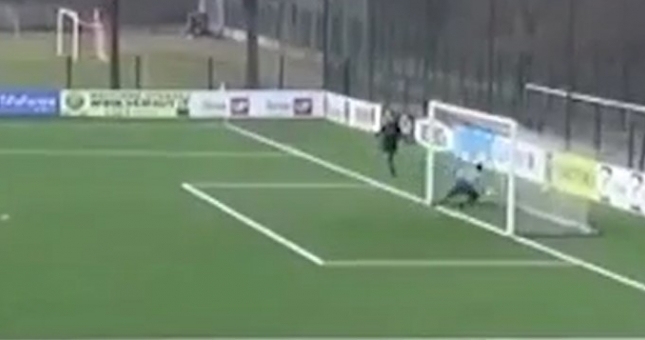 VIDEO: Sút bóng từ giữa sân khiến thủ môn bay luôn vào lưới