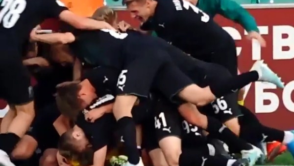 VIDEO: Thủ môn ghi bàn phút cuối và cái kết 'ngạt thở' 