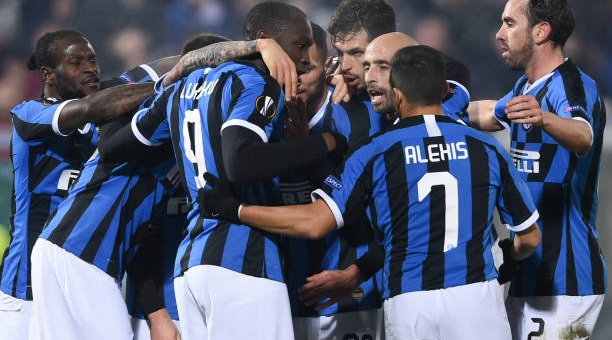 Lukaku tỏa sáng muộn màng, Inter đặt 1 chân vào vòng 1/8