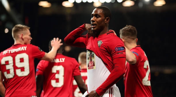 Thẻ đỏ, mưa bàn thắng và vé đi tiếp dễ dàng cho MU