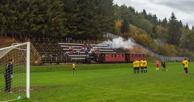 Sân bóng độc đáo nhất thế giới với tàu hỏa chạy bên trong