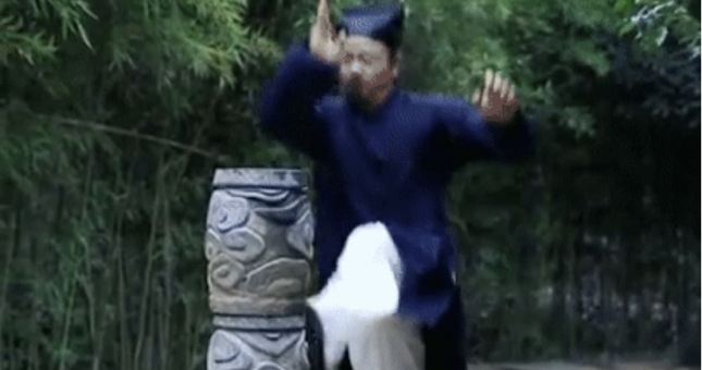 Chưởng môn Võ Đang 'sấp mặt' với màn khinh công 'dởm'