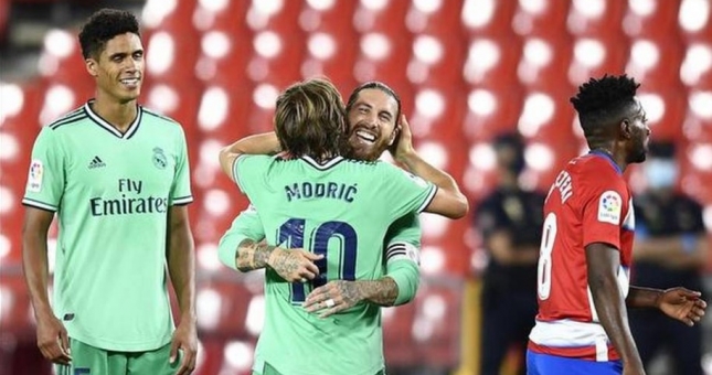 Real Madrid lập kỉ lục thế kỉ trong ngày chạm 1 tay vào ngôi vương