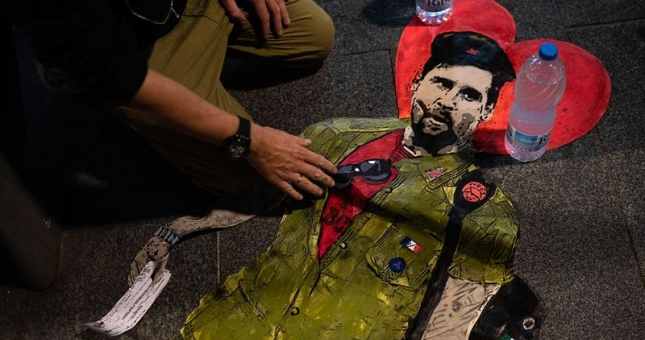 CHÙM ẢNH: Messi 'hóa' huyền thoại cách mạng trên đường phố Tây Ban Nha