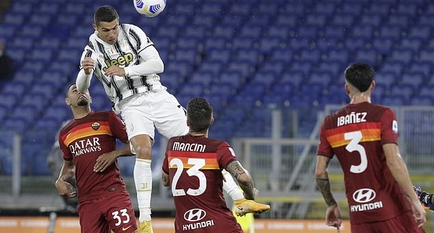 Ronaldo được ví với huyền thoại bóng rổ sau pha bật nhảy siêu phàm