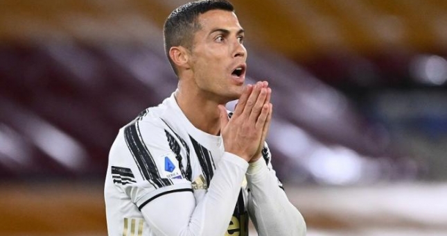 Ronaldo gây tranh cãi khi bay về Ý sau 3 ngày phát hiện COVID-19