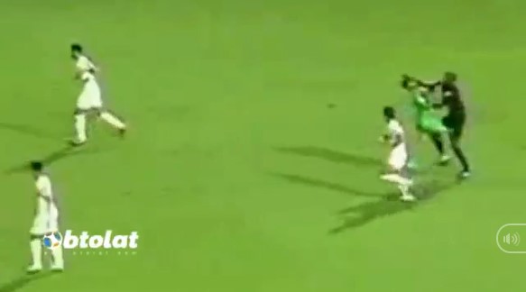 VIDEO: Đòi phạt đền, cầu thủ bị trọng tài 'đánh gục' trên sân