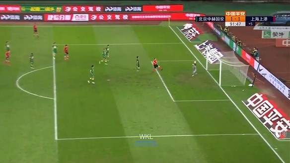 VIDEO: Pha bay người 'như chim' phút bù giờ làm nản lòng cựu sao Premier League