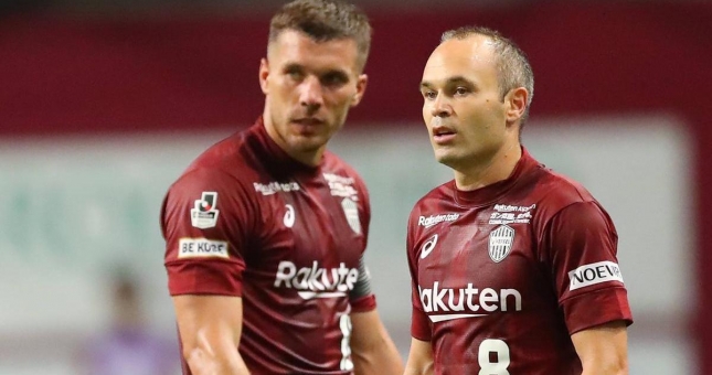 VIDEO: Siêu phẩm mãn nhãn từ giữa sân khiến Iniesta và đồng đội 'câm lặng'