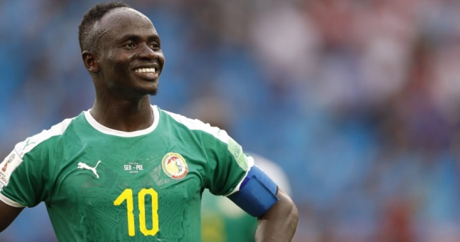 VIDEO: Tranh giành với đồng đội,  Mane sút hụt gôn trống khó tin