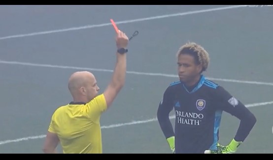 VIDEO: Mất 2 thủ môn trong loạt penalty, hậu vệ về 'gác đền' và cái kết không tưởng