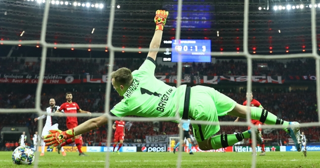 VIDEO: Pha phản lưới như đùa của thủ thành Bundesliga