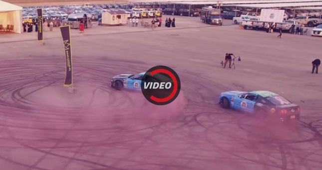 Hai chiếc Ford Mustang 'đốt lốp' tạo hình kỷ lục để chống ung thư vú