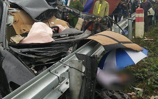 Honda Civic đâm vào hàng rào phân cách, một giám đốc ngân hàng tử vong, xe nát đầu