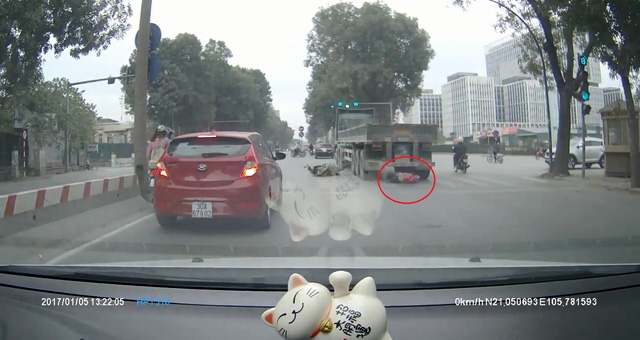 Clip kinh hoàng tại Hà Nội: Cô gái thoát chết thần kỳ sau khi bị xe container cuốn trôi vào gầm xe