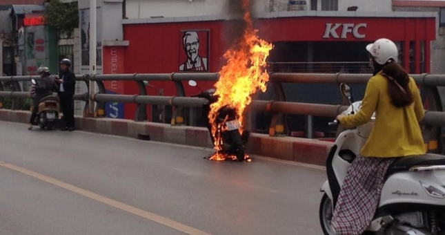 Xe máy bốc cháy dữ dội trên cầu vượt Lê Văn Lương - Hà Nội