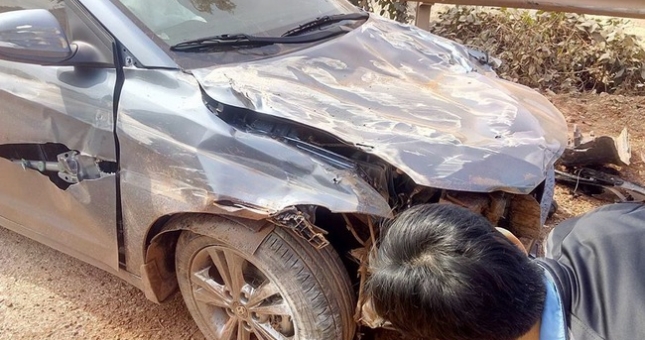 Huyndai Elantra mới cứng bị tai nạn nát đầu trên đường từ đại lý về nhà