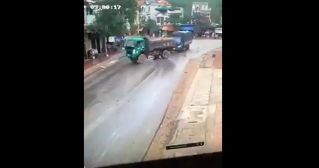 Pha drift 'thần thánh' của xe tải giúp tránh tai nạn kinh hoàng trong gang tấc