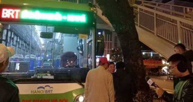 Buýt nhanh BRT 'phi đầu' vào gốc xà cừ