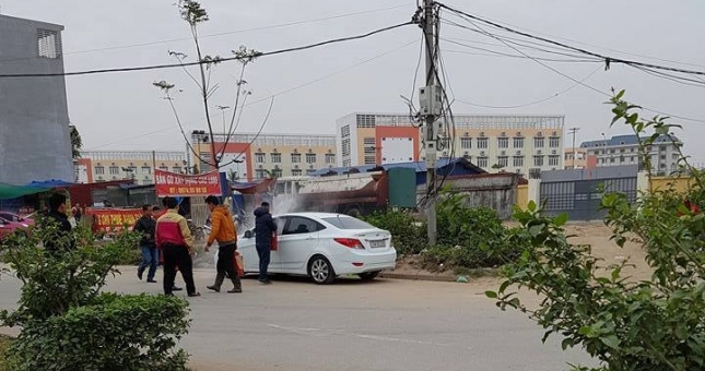 Xe Hyundai Accent bất ngờ bốc cháy bảng táp-lô