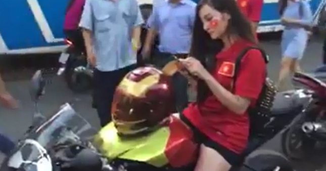 Fan nữ xinh đẹp 'cưỡi' xe PKL đến xem Công Phượng