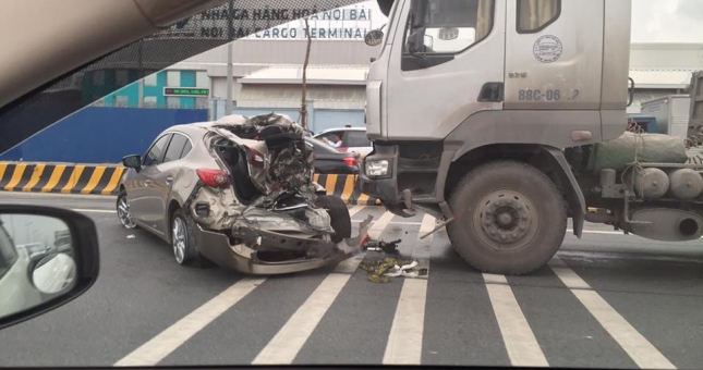 Mazda2 dúm nát một nửa thân xe trong tai nạn kinh hoàng tại sân bay Nội Bài