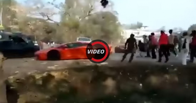 Dân chúng cầm gạch đá ném siêu xe Lamboghini, Ferrari