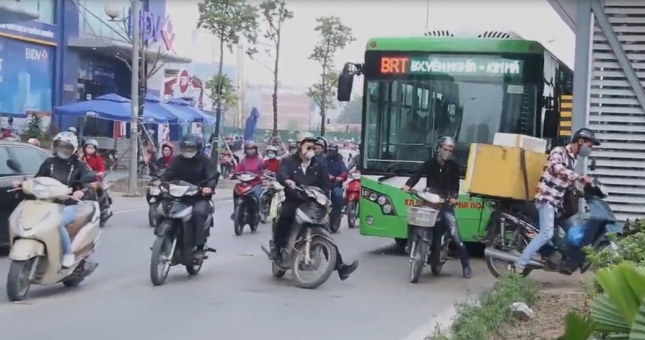 Người dân vô ý thức tạt đầu buýt BRT, leo giải phân cách 