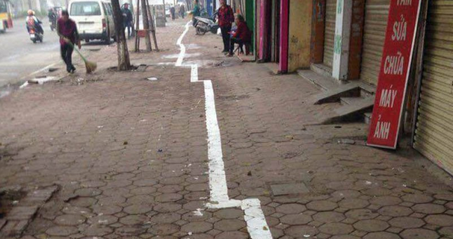 Vì sao vạch kẻ đường dích dắc,'ép' người đi lao vào gốc cây?